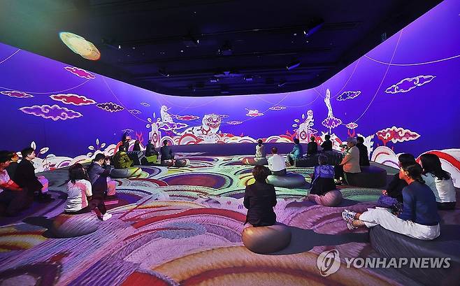 실감 콘텐츤 '어흥, 호랑이' 공개 (서울=연합뉴스) 진연수 기자 = 29일 서울 용산구 국립중앙박물관에서 열린 실감 영상 콘텐츠 시연회에서 '어흥, 호랑이 - 용맹하게, 신통하게, 유쾌하게'를 공개하고 있다. 2025.4.29 jin90@yna.co.kr