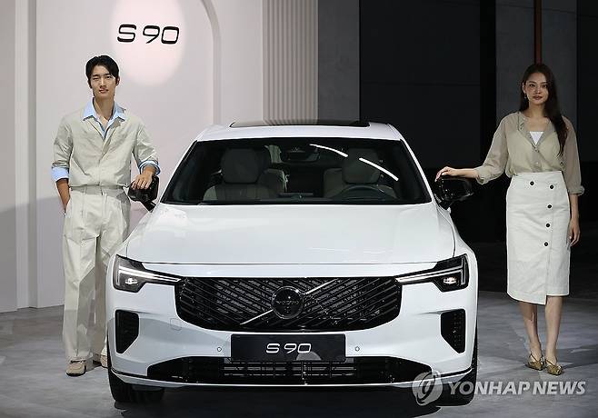 볼보 신형 S90 공개 (서울=연합뉴스) 이재희 기자 = 2일 서울 광진구 워커힐호텔에서 열린 볼보 신형 XC90 & S90 공개 행사에서 모델들이 S90 차량과 함께 포즈를 취하고 있다. 2025.7.2 scape@yna.co.kr