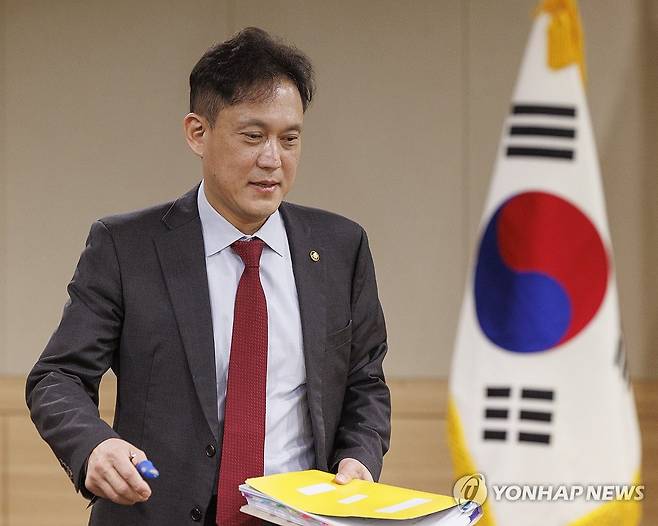 방송통신위원회 전체 회의 입장하는 김태규 방통위 부위원장 (과천=연합뉴스) 황광모 기자 = 김태규 방송통신위원회 부위원장이 26일 정부과천청사에서 열린 방통위 제7차 전체 회의에 입장하고 있다. 2025.3.26 hkmpooh@yna.co.kr