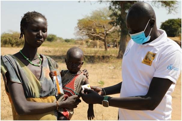 남수단 북부 바르엘가잘주에서 어린이의 영양 상태를 검사하는 국제구조위원회 직원 [국제구조위원회 제공. 재판매 및 DB 금지]