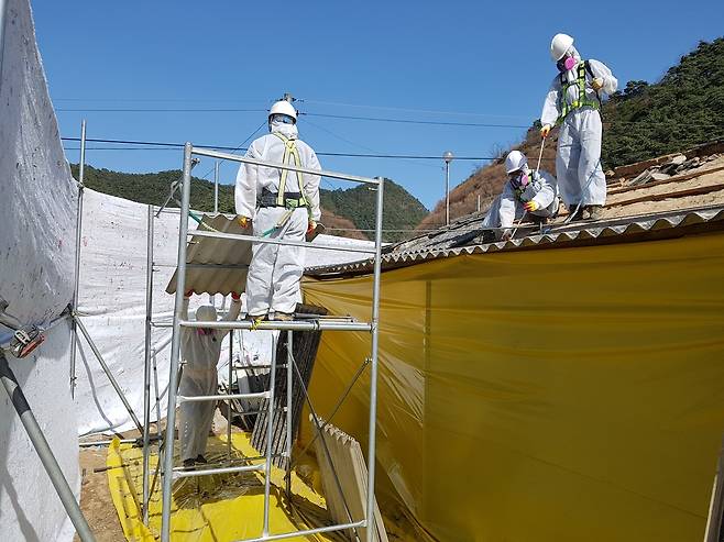 슬레이트 철거 작업 [봉화군 제공.재판매 및 DB금지]