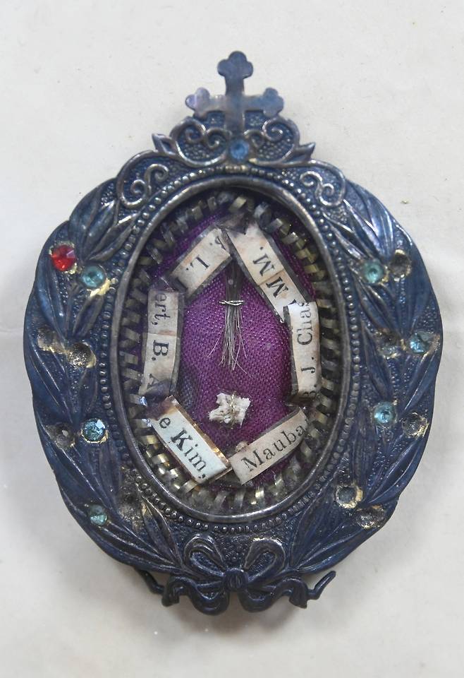 김대건 신부 등의 유해 (서울=연합뉴스) 한국천주교주교회의와 한국천주교중앙협의회가 김대건 신부 등의 유해가 담긴 유해함이라며 공개한 사진. 위쪽에 보이는 것이 1839년 기해박해 순교자인 성 앵베르 주교, 성 모방 신부, 성 샤스탕 신부의 머리카락이고 아래쪽에 보이는 것이 김대건 신부의 발뼈 조각 일부라고 한국천주교주교회의와 한국천주교중앙협의회는 설명했다. [한국천주교주교회의 제공. 재판매 및 DB 금지]