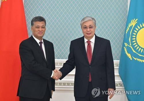 마싱루이 중국 신장 당서기(왼쪽) [연합뉴스 자료사진. 재판매 및 DB 금지]