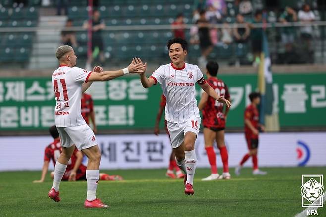 골세리머니를 펼치는 부천의 최재영 [대한축구협회 제공, 재판매 및 DB 금지]