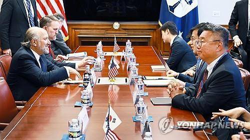 한미 무역 담당 장관급 협의 [연합뉴스 자료사진] 여한구 통상교섭본부장이 6월23일(현지시간) 미국 워싱턴 DC 상무부 회의실에서 제이미슨 그리어 미국 무역대표부 대표, 하워드 러트닉 미국 상무부 장관과 면담을 하고 있다. 2025.6.24 [산업통상자원부 제공. 재판매 및 DB 금지]