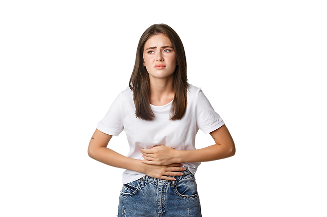 배를 움켜쥔 여성