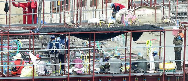 인천 미추홀구 아파트 건설현장에서 건설노동자들이 햇빛을 피해 쉬고 있다. 중부포토DB