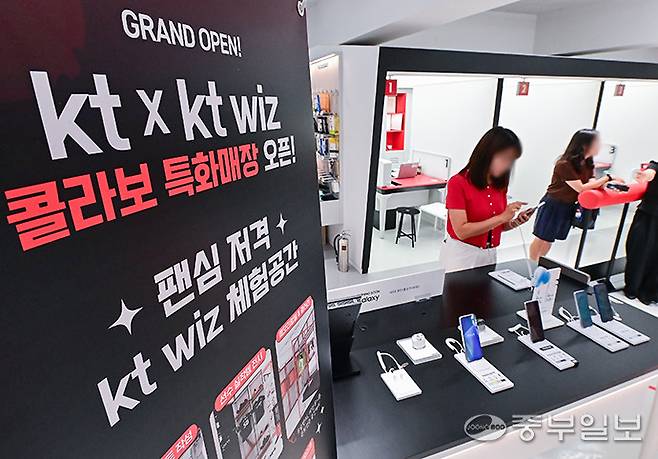 3일 오후 수원시 장안구 KT 건국 위즈파크점에 개소한 'kt wiz 특화매장' 내부에 방문객을 위한 체험공간이 마련돼 있다. 임채운기자