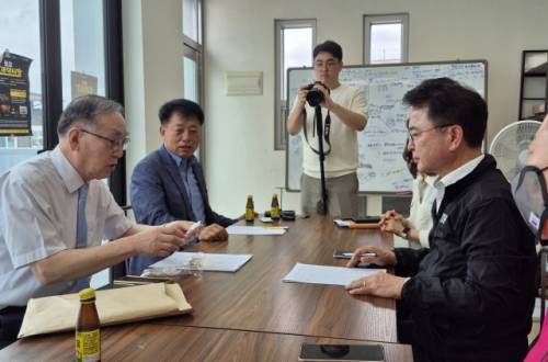 태극기게양회(회장:하재풍)는 3일 춘천 번개시장 사무실에서 육동한 춘천시장과 함께 광복절을 앞두고 태극기 게양률을 높이기 위한 간담회를 개최했다.