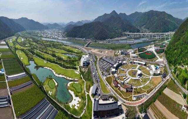 선샤인 밀양 테마파크는 요가, 농촌 테마, 생태관광, 반려동물, 스포츠 등 특색있는 6개 테마를 한 곳에서 모두 경험할 수 있는 복합 휴양 단지다.