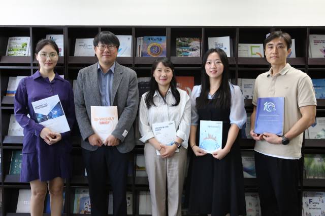 부산과학기술고등교육진흥원, 비스텝의 정책연구 발간을 도맡고 있는 연구원들이 지난 6월 17일 한 자리에 모였다. 왼쪽부터 허승주 선임. 원준희 팀장, 윤지언 본부장, 우민지 팀장. 송민호 선임. 비스텝 제공