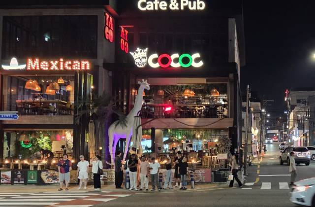 2일 밤 11시 부산 수영구 광안리해수욕장 인근 상가가 피서객들로 붐비고 있다. 박수빈 기자