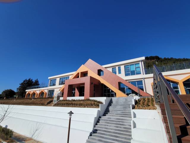 남해 ‘덕신야영장’ 관리동.