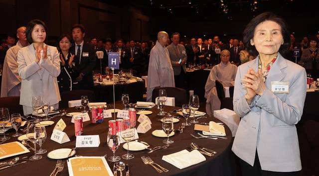 국민의힘 김문수 대선 후보의 부인 설난영(맨 오른쪽)씨와 더불어민주당 이재명 대선 후보의 부인 김혜경(맨 죈쪽)씨가 지난 12일 서울 중구 신라호텔에서 열린 중앙신도회 창립 70주년 기념식에 참석하고 있다. 연합뉴스