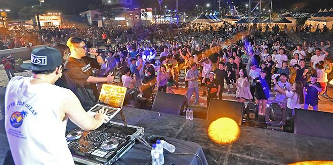 지난해 포항시 남구 송도해수욕장에서 열린 '제2회 포항 송도 비치 레트로 페스티벌'을 찾은 시민들이 DJ히로의 레트로DJ파티에서 리듬에 맞춰 춤을 추고 있다. 영남일보 DB