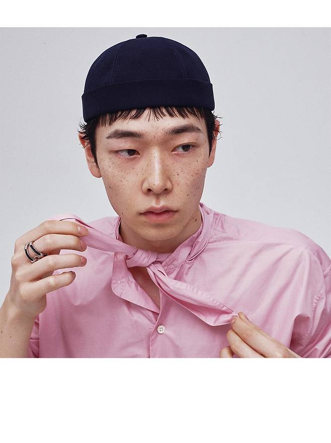 코튼 소재의 브림리스 캡·스카프 장식 셔츠·가죽 장식 더블 링모두 가격미정 에르메스 제품.