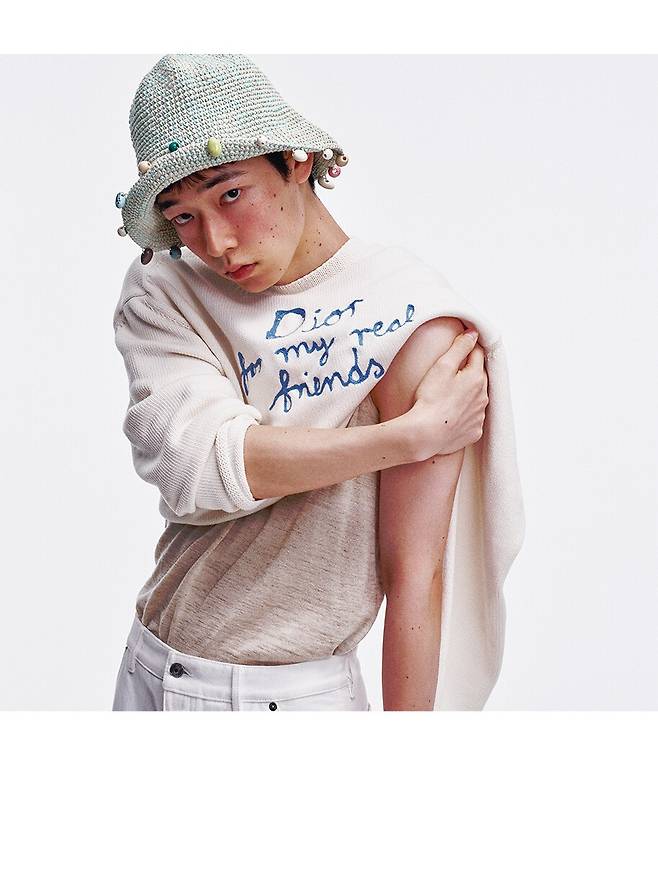 알록달록한 비즈를 장식한 니트 버킷 해트·레터링 자수 디테일의 니트스웨터·슬리브리스 톱·팬츠 모두 가격미정 디올 맨 제품.