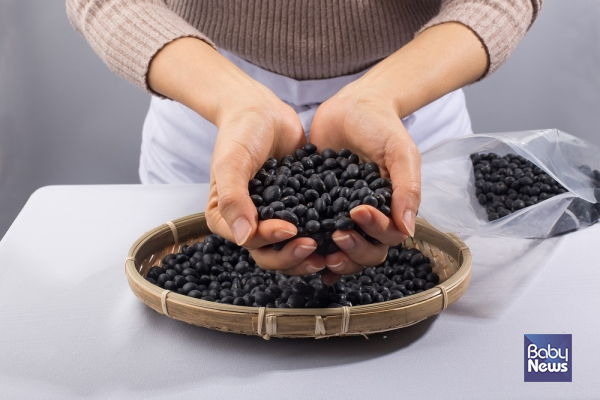 '검은콩'의 경우 해독 작용을 하기 때문에 피부를 지치게 하는 각종 노폐물과 독소를 씻어내는 데 좋다. ⓒ베이비뉴스