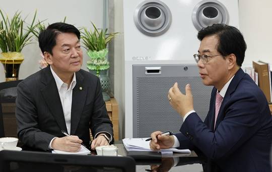국민의힘 송언석 비상대책위원장 겸 원내대표(오른쪽)와 혁신위원장으로 내정된 안철수 의원이 어제(2일) 오후 서울 여의도 국회 본청 원내대표실에서 회동하고 있다. (출처 : 뉴스1)