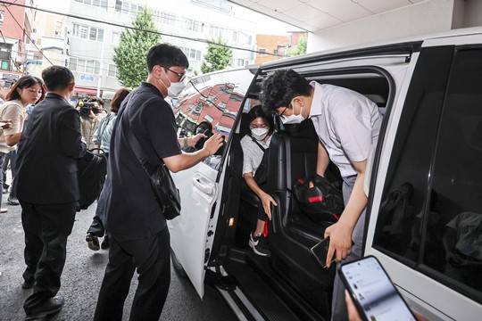 김건희 여사와 관련한 의혹을 수사하는 민중기 특별검사팀이 압수수색을 위해 3일 서울시내에 위치한 삼부토건 사무실로 들어가고 있다.  사진=뉴시스