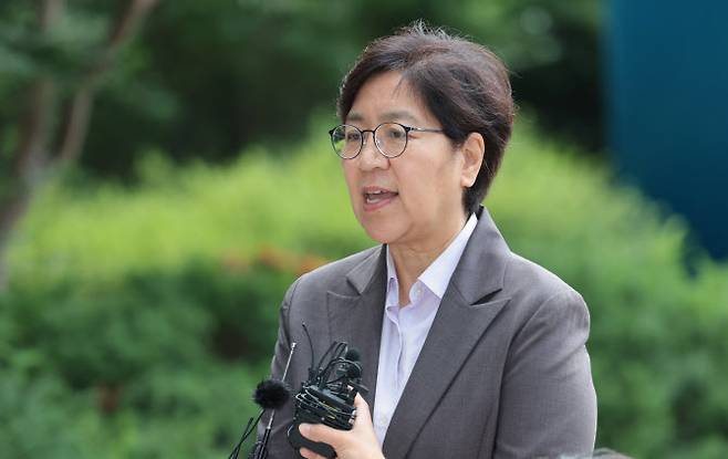 정은경 보건복지부 장관 후보자가 30일 서울 중구 남대문로에 마련된 인사청문회 준비 사무실로 출근하며 취재진 질문에 답하고 있다. (사진=연합뉴스)