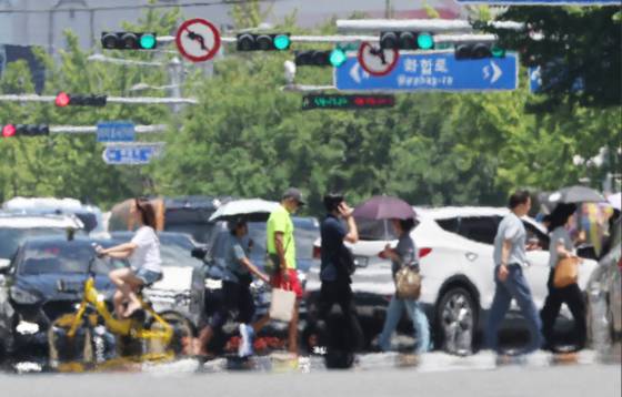 지난 2일 폭염특보가 발효 중인 울산시 남구. 도로 위에 지열로 인한 아지랑이가 피어오르고 있다. 〈사진=연합뉴스〉