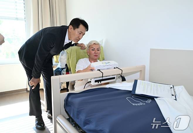 오세훈 서울시장이 2일(수) 빈의 노인요양시설(Caritas Pflegewohnhaus St. Magdalena)을 방문해 시설을 둘러보고 있다.(서울시 제공)