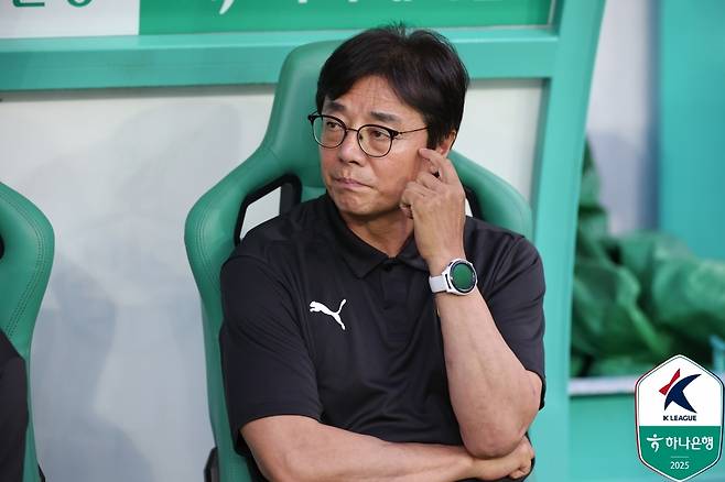 대전하나시티즌을 이끄는 황선홍 감독 (한국프로축구연맹 제공)