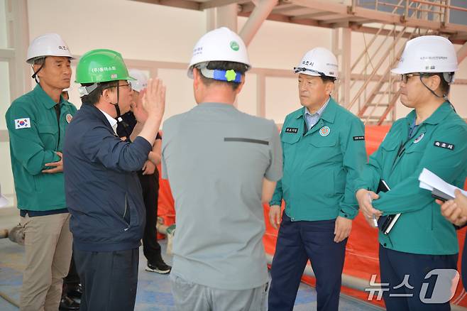 속초 정수장 침전지 덮개 설치공사 현장 점검하는 이병선 속초시장.(속초시 제공, 재판매 및 DB 금지)