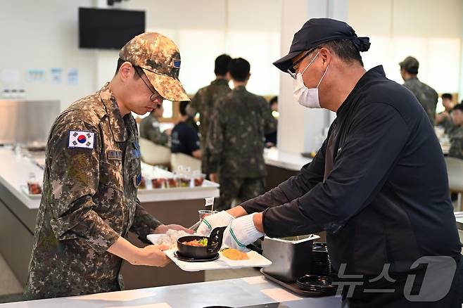 공군 제16전투비행단은 2일 장병 급식을 민간위탁해 뷔페식으로 전환해 운영한다 ⓒ News1 김대벽기자