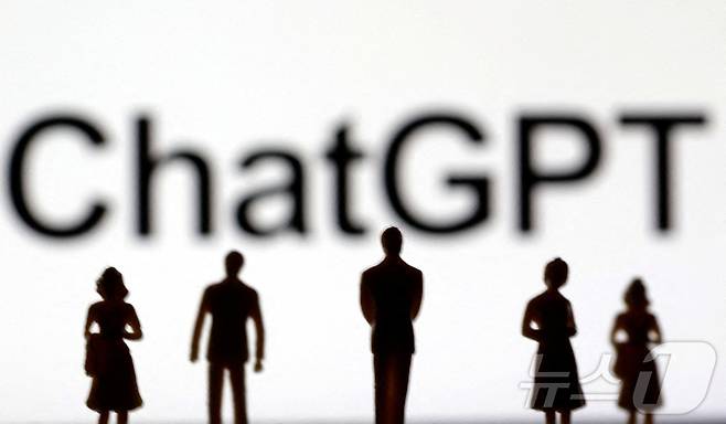 챗지피티 로고와 미니어처. ⓒ 로이터=뉴스1 ⓒ News1 김경민 기자