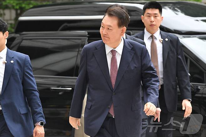 윤석열 전 대통령이 3일 서울 서초구 서울중앙지방법원에서 열린 우두머리 혐의·직권남용 권리행사 방해 혐의 사건 9차 공판에 출석하고 있다. 2025.7.3/뉴스1 ⓒ News1 사진공동취재단