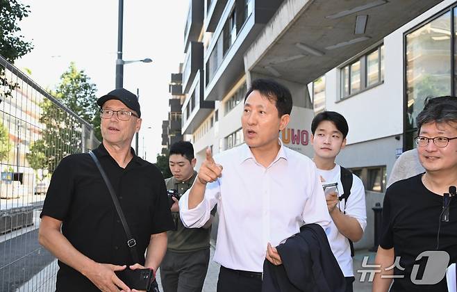 오세훈 서울시장이 2일(현지시간) 빈의 청년 주거단지 '융에스 보넨'을 둘러보고 있다.(서울시 제공)