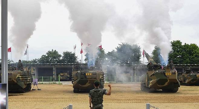 기동시범 중인 해병대 청룡부대 KAAV.(해병대 제공)