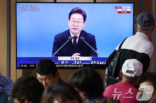 3일 오전 서울역 대합실에서 시민들이 이재명 대통령 ‘취임 한달’ 기자회견 생중계 영상을 시청하고 있다. 2025.7.3/뉴스1 ⓒ News1 구윤성 기자