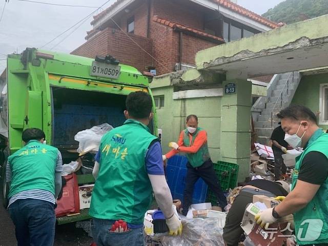 대구 수성구과 수성구새마을협의회가 함께 저장강박 가구를 찾아 대규모 환경 개선 작업을 실시했다.(대구 수성구 제공.재판매 및 DB금지)