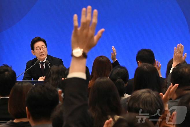 이재명 대통령이 3일 서울 청와대 영빈관에서 열린 ‘대통령의 30일, 언론이 묻고 국민에게 답하다’ 기자회견에서 취재진 질문에 답하고 있다. ⓒ 로이터=뉴스1 ⓒ News1 박세연 기자