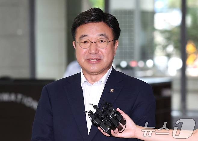 윤호중 행정안전부 장관 후보자가 30일 오전 서울 종로구 광화문플래티넘빌딩에 마련된 인사청문회 준비 사무실로 출근하며 취재진의 질문에 답하고 있다. 2025.6.30/뉴스1 ⓒ News1 임세영 기자