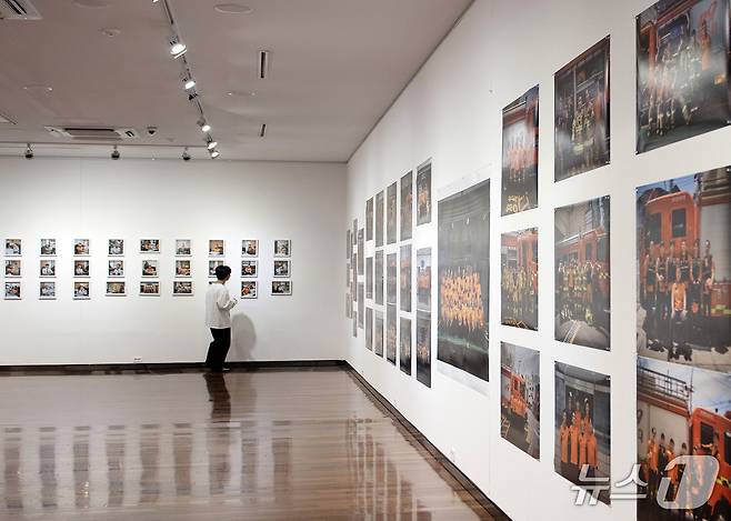 계명대 사진영상미디어과 학생들이 대구 중부소방서 소방관 360여명의 모습을 기록한 인물사진 전시회가 오는 8일까지 대명캠퍼스 극재미술관에서 열린다. (계명대 제공. 재판매 및 DB금지)