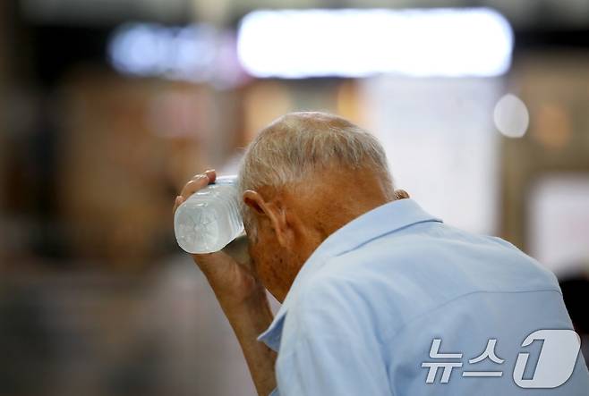 일주일째 폭염특보가 이어진 3일 대구 북구 대구역 대합실에서 한 어르신이 얼음 생수통를 머리에 대고 더위를 식히고 있다. 2025.7.3/뉴스1 ⓒ News1 공정식 기자