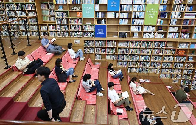 무더위가 이어지는 3일 오후 서울도서관에서 시민들이 책을 읽으며 더위를 식히고 있다. 2025.7.3/뉴스1 ⓒ News1 구윤성 기자