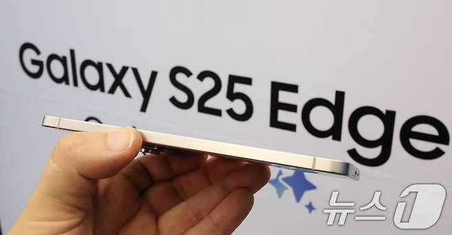 갤럭시 S25 엣지의 두께는 5.8㎜(기본모델 7.2㎜) 수준으로 역대 갤럭시 시리즈 중 가장 얇다 2025.5.13/뉴스1 ⓒ News1 장수영 기자