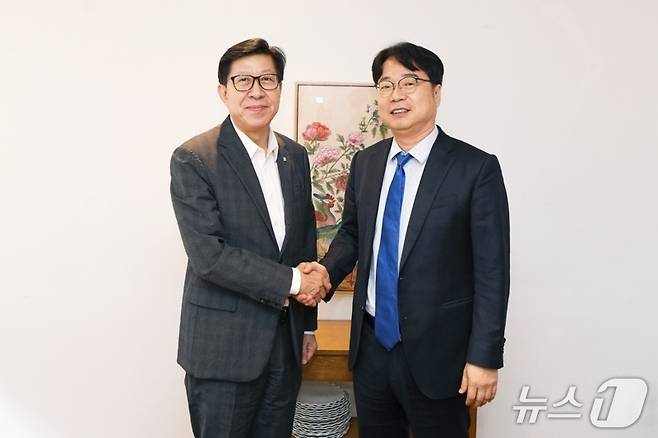 박형준 부산시장과 이재성 더불어민주당 부산시당 위원장.(민주당 부산시당 제공. 재판매 및 DB 금지)