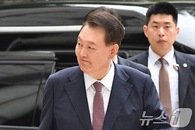 윤석열 전 대통령이 3일 서울 서초구 서울중앙지방법원에서 열린 우두머리 혐의·직권남용 권리행사 방해 혐의 사건 9차 공판에 출석하고 있다. 2025.7.3/뉴스1 ⓒ News1 사진공동취재단