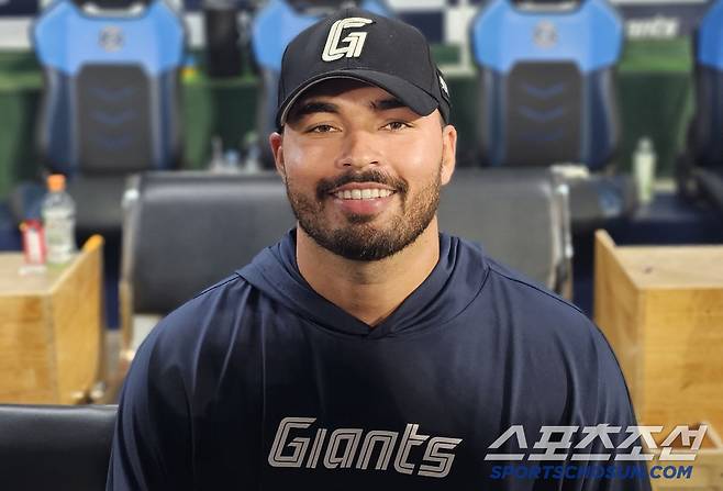 롯데 자이언츠 외국인 투수 감보아가 2일 승리투수가 되고서 취재진과 인터뷰를 하고 있다. 부산=권인하 기자