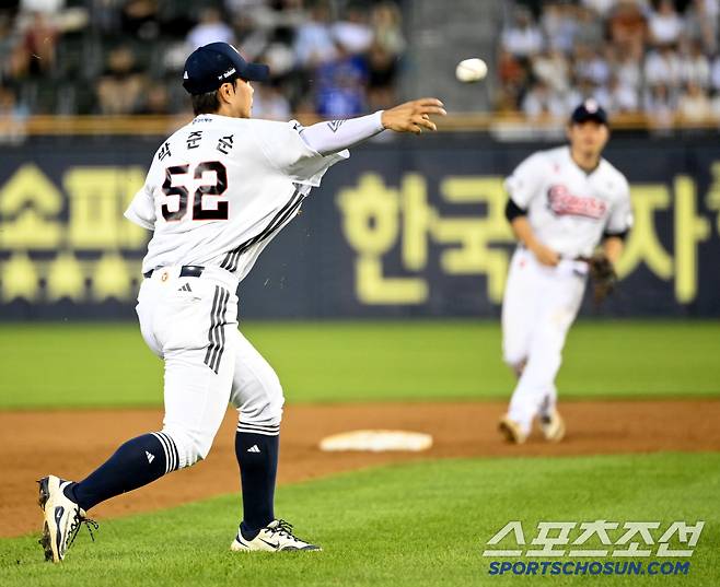 2일 잠실야구장에서 열린 삼성과 두산의 경기, 5회초 2사 만루 두산 3루수 박준순이 삼성 김성윤의 타구를 몸을 날려 잡아낸 후 1루로 던져 아웃시키고 있다. 잠실=허상욱 기자wook@sportschosun.com/2025.07.02/