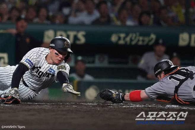 한신 모리시타가 8회말 2사후 오야마의 내야 안타 때 홈으로 쇄도해 세이프되고 있다. 당초 아웃 판정이 났으나 비디오판독을 거쳐 판정이 번복됐다. 사진캡처=한신 타이거즈 SNS
