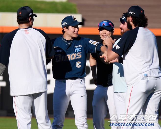 폰세가 박민우의 손을 덥썩 잡으며 고마워하고 있다. 왜 그랬을까? 영상, 사진=정재근 기자 cjg@sportschosun.com