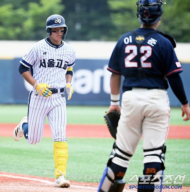 3일 서울 목동구장에서 열린 제80회 청룡기 고교야구선수권 대회 및 주말리그 왕중왕전, 성남고와 서울고의 경기, 4회말 서울고 김지우가 솔로홈런을 치고 홈인하고 있다. 목동=허상욱 기자wook@sportschosun.com/2025.07.03/