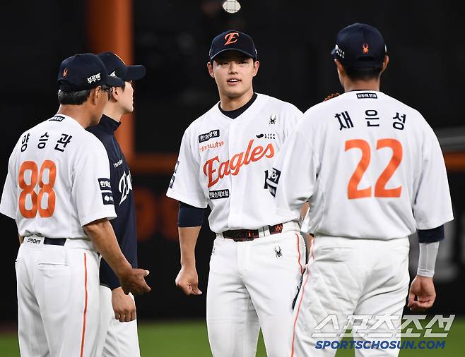 2일 대전 한화생명볼파크에서 열린 NC-한화전. 7회초 투구 도중 오른쪽 종아리 통증을 호소한 문동주가 1사 후 보호차원에서 교체되고 있다. 대전=정재근 기자 cjg@sportschosun.com/2025.7.2/